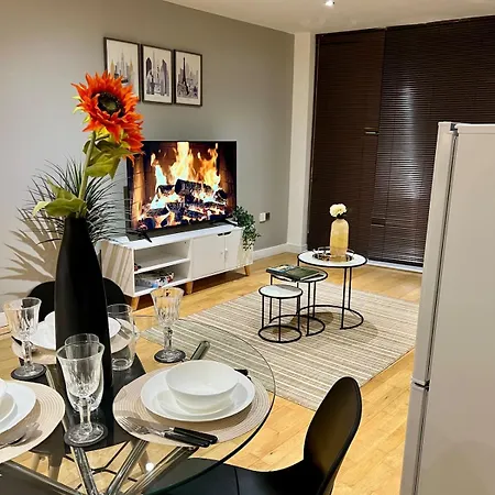 Stylish & Spacious 2bd With Balcony Apartment *