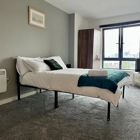 Stylish & Spacious 2bd With Balcony