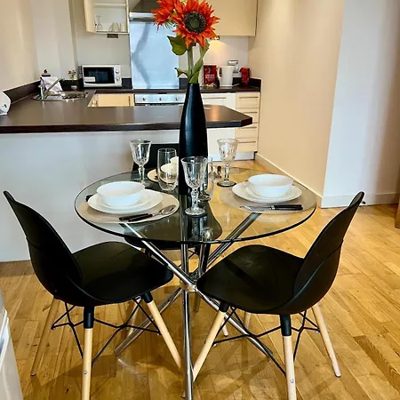 Stylish & Spacious 2bd With Balcony * Leeds (West Yorkshire)