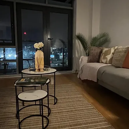 Stylish & Spacious 2bd With Balcony * Leeds (West Yorkshire)
