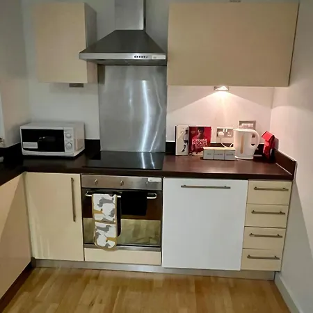 Stylish & Spacious 2bd With Balcony Leeds (West Yorkshire)