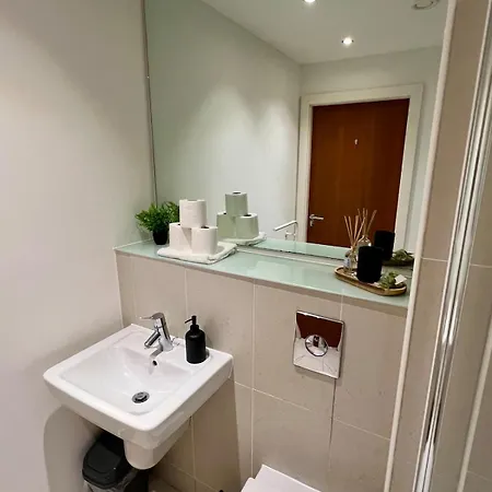 Apartment Stylish & Spacious 2bd With Balcony *