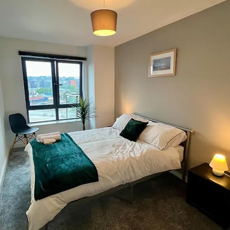 Stylish & Spacious 2bd With Balcony Apartment Leeds (West Yorkshire)