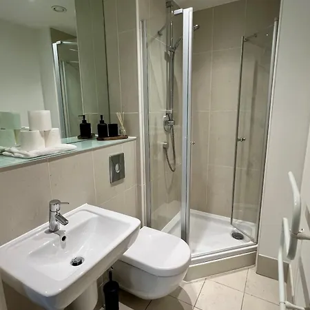 Stylish & Spacious 2bd With Balcony *