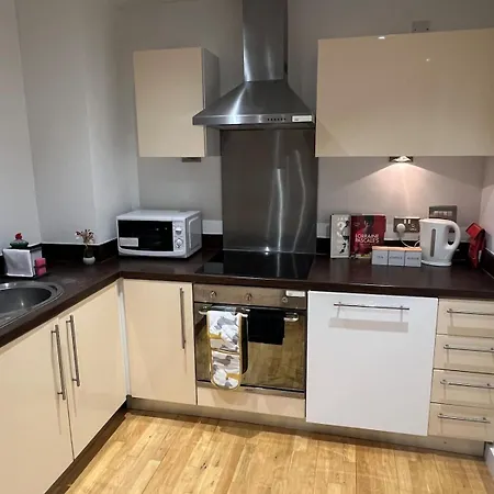 Apartment Stylish & Spacious 2bd With Balcony