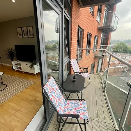 Apartment Stylish & Spacious 2bd With Balcony