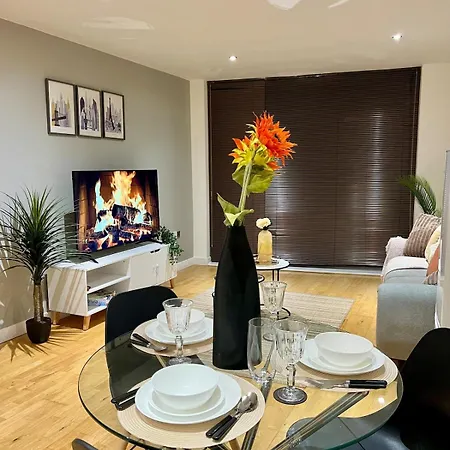 Apartment Stylish & Spacious 2bd With Balcony