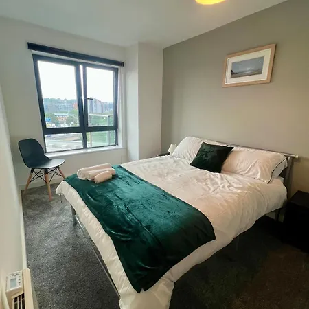Apartment Stylish & Spacious 2bd With Balcony *