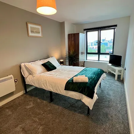 Apartment Stylish & Spacious 2bd With Balcony