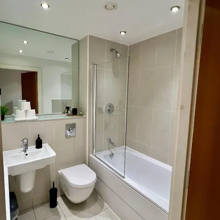 Apartment Stylish & Spacious 2bd With Balcony
