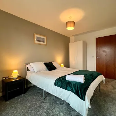 Apartment Stylish & Spacious 2bd With Balcony *