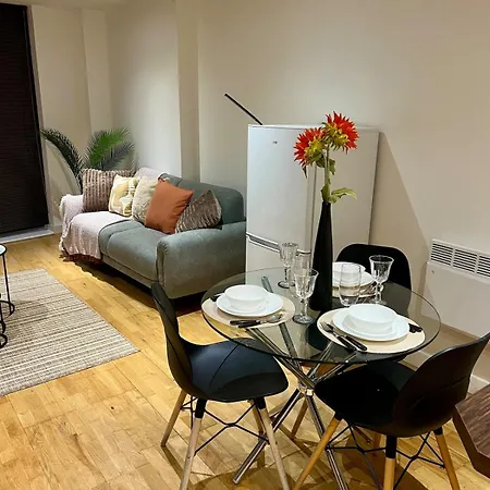 Stylish & Spacious 2bd With Balcony *