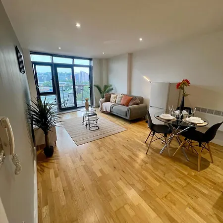 Stylish & Spacious 2bd With Balcony *