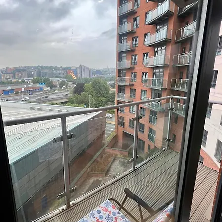 Apartment Stylish & Spacious 2bd With Balcony