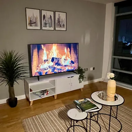 Apartment Stylish & Spacious 2bd With Balcony