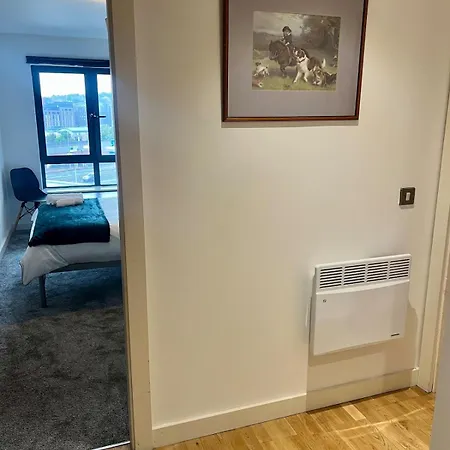 Stylish & Spacious 2bd With Balcony * Leeds (West Yorkshire)