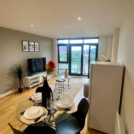 Stylish & Spacious 2bd With Balcony Apartment