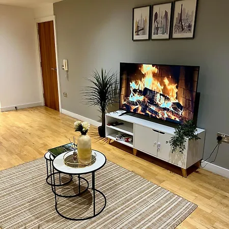 Stylish & Spacious 2bd With Balcony Apartment *