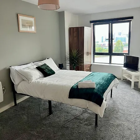 Apartment Stylish & Spacious 2bd With Balcony *