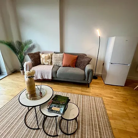 Stylish & Spacious 2bd With Balcony Apartment *