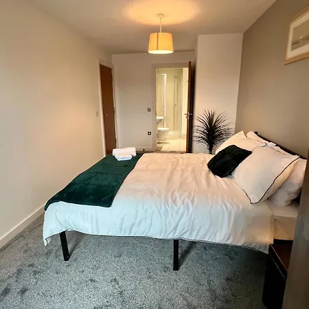 Stylish & Spacious 2bd With Balcony