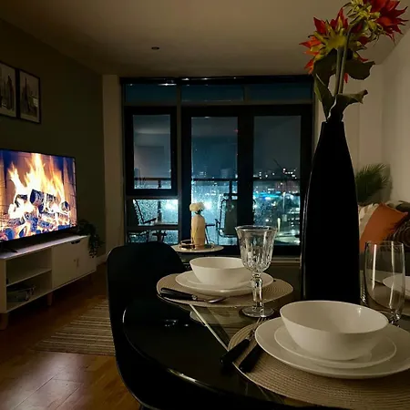 Stylish & Spacious 2bd With Balcony Leeds (West Yorkshire)