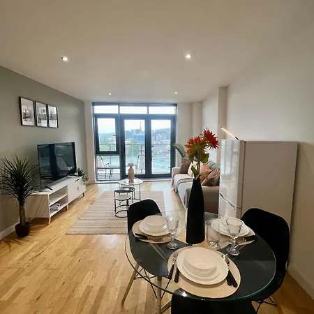 Stylish & Spacious 2bd With Balcony *