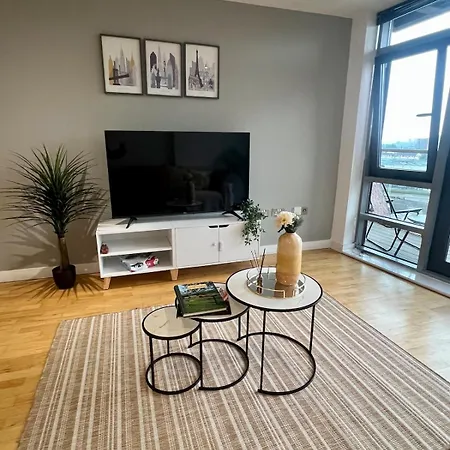 Apartment Stylish & Spacious 2bd With Balcony