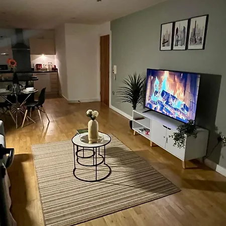 Apartment Stylish & Spacious 2bd With Balcony *